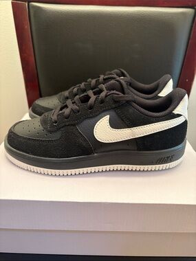 New Nike Air Force 1 Low LV8 2 Black Sneakers with White Swoosh Size 2Y